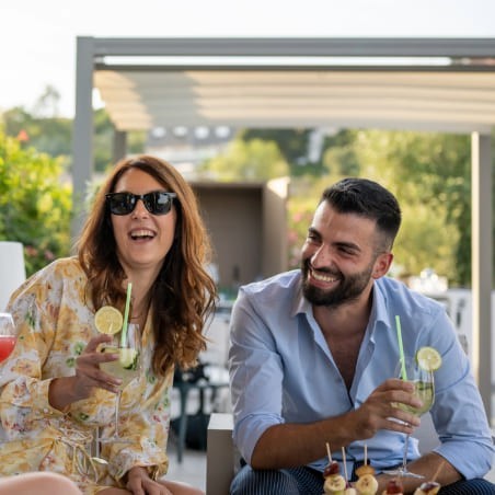 Installer une cuisine extérieure sous une pergola bioclimatique Ombréa® au Québec